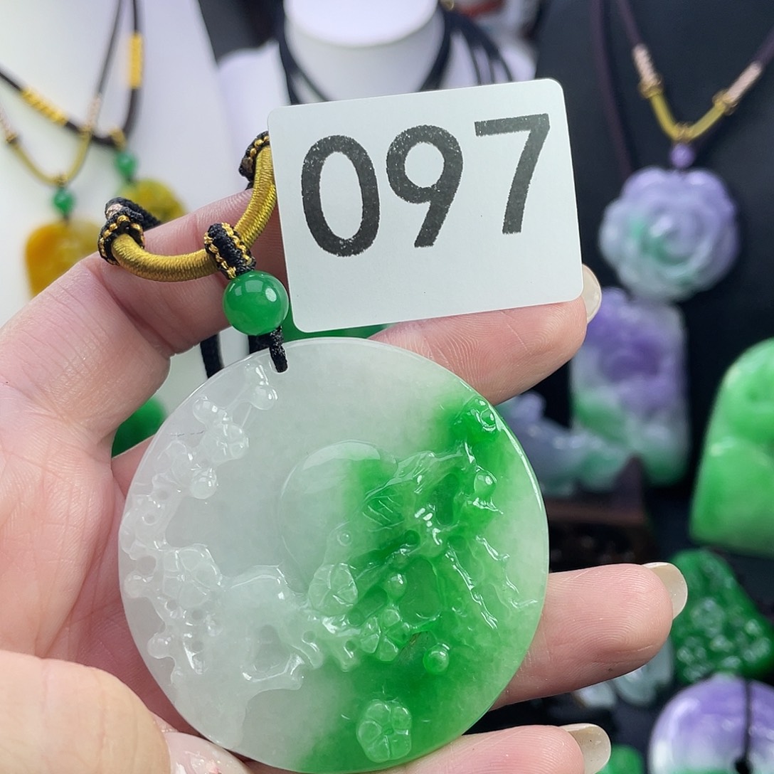 翡翠未镶嵌吊坠(赠链)