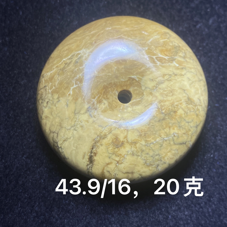老矿根珀开片平安扣，颜色花纹都不错，古色古香，完美品质