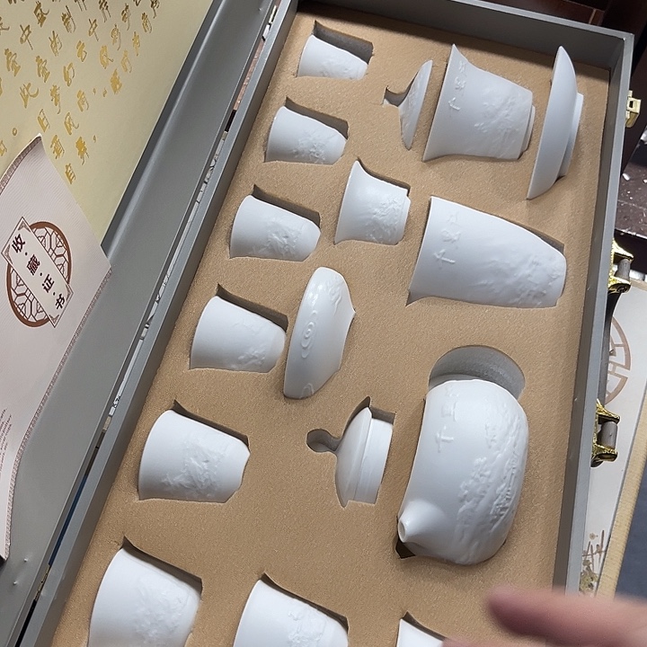 孤品茶具套装等。        