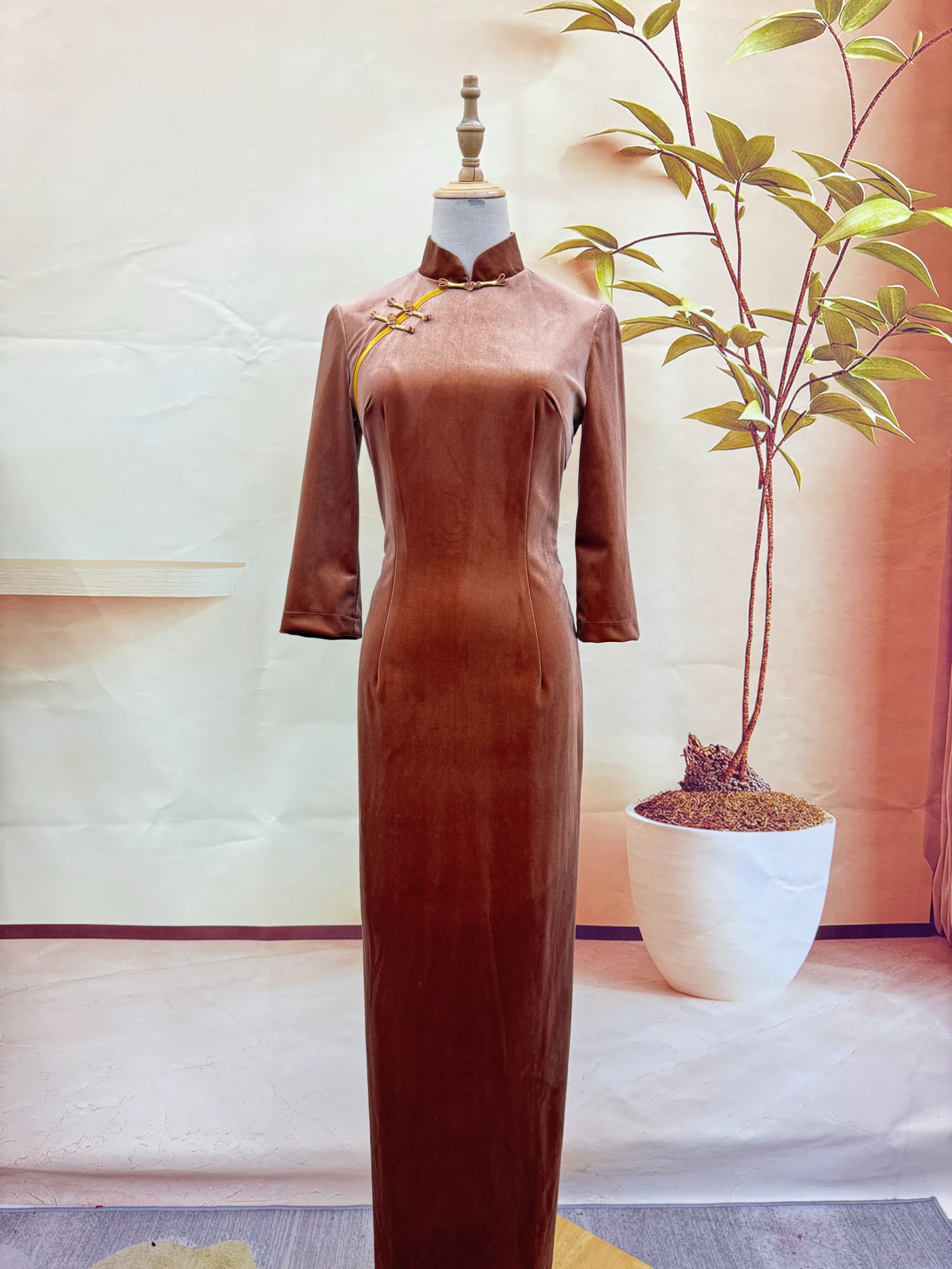 冬季丝绒中国风改良高端大气秋冬季气质丝绒咖啡色走秀旗袍L5331