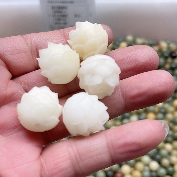白玉菩提吊坠瑕疵莲花5颗