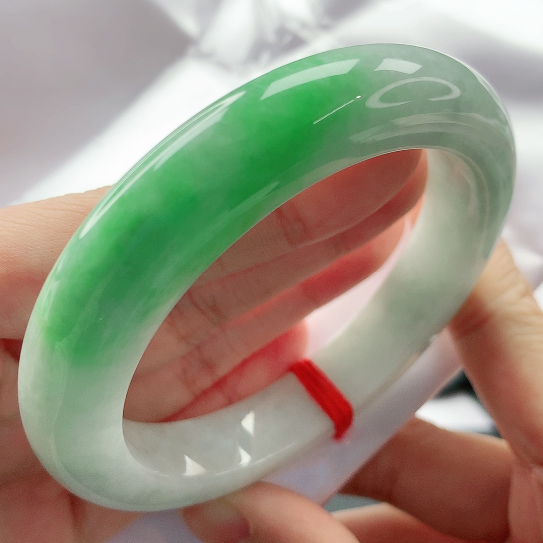 翡翠手镯未镶嵌，382