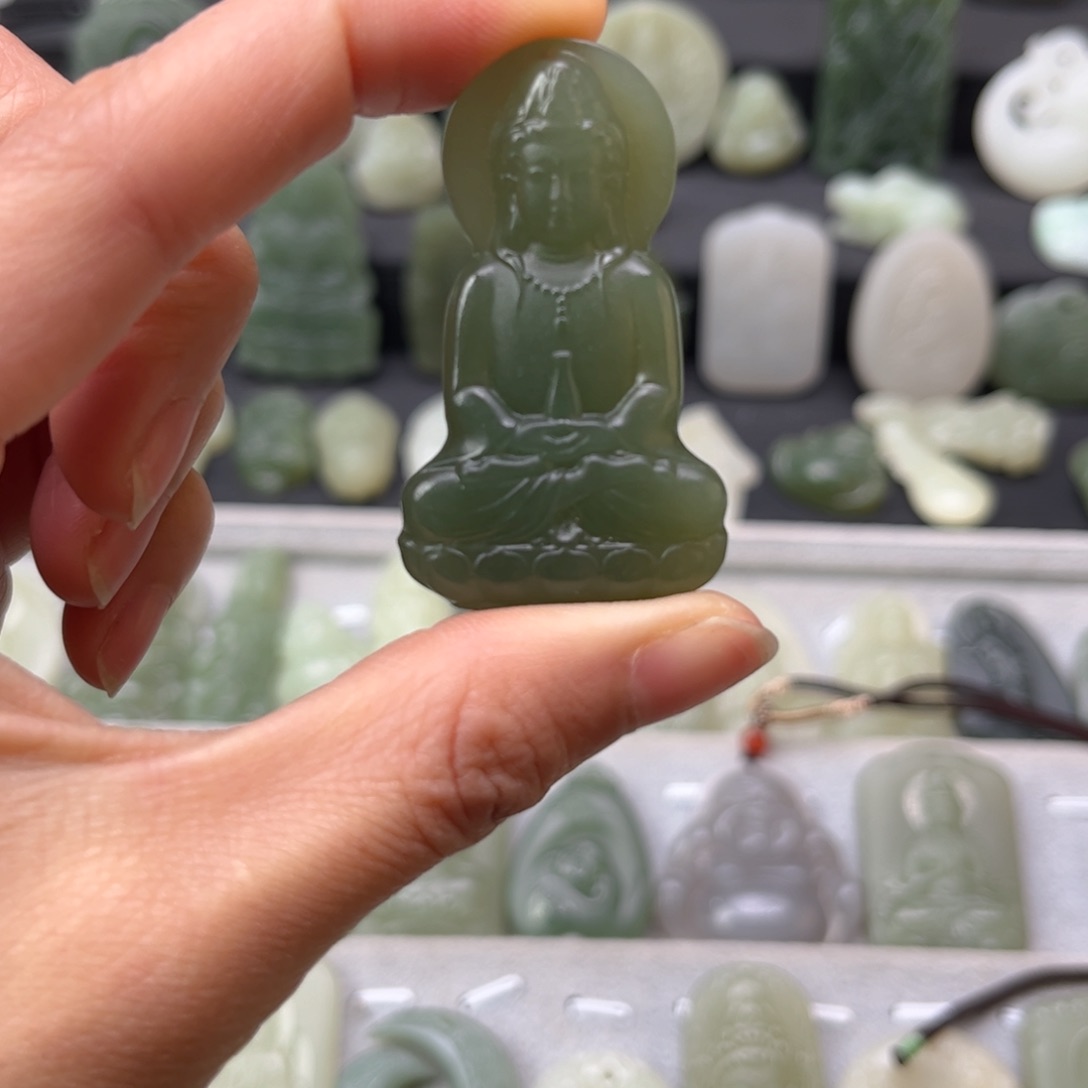 和田玉颈饰未镶嵌你***？