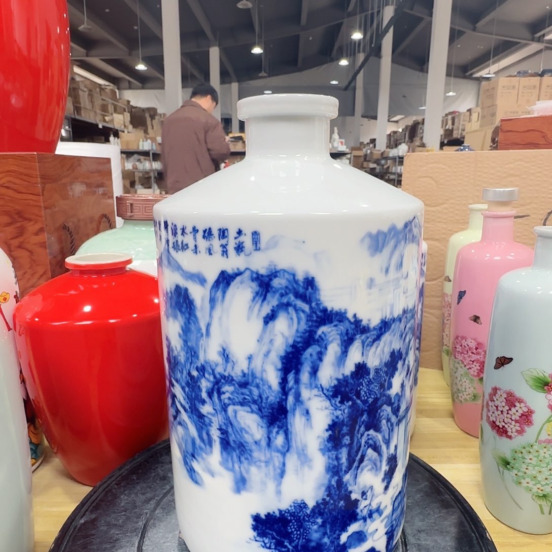 5斤装青花茅形瓶1个微瑕