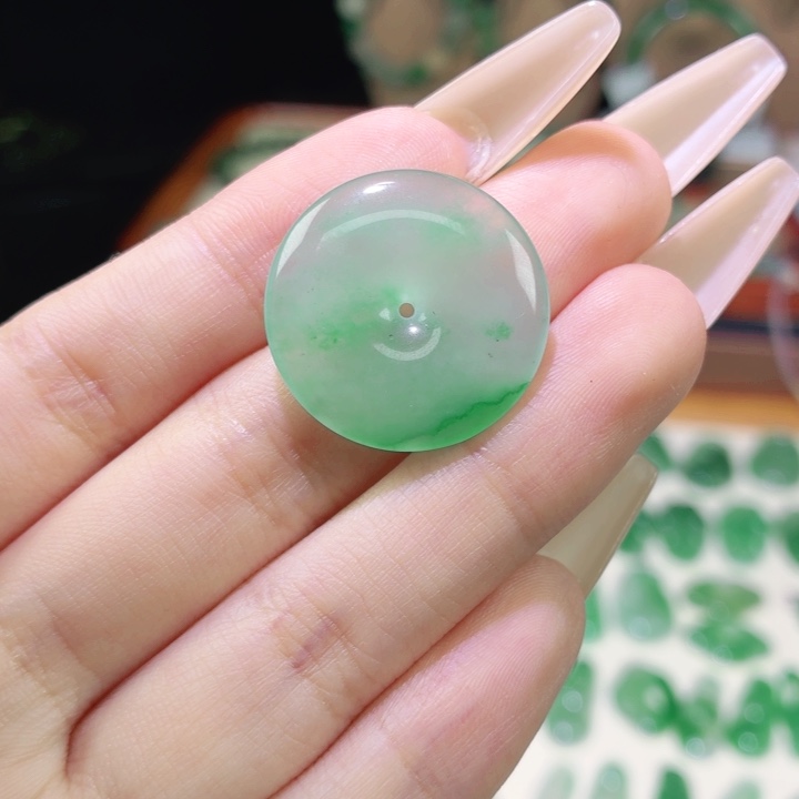 石英质玉（非洲翠）未镶嵌颈饰