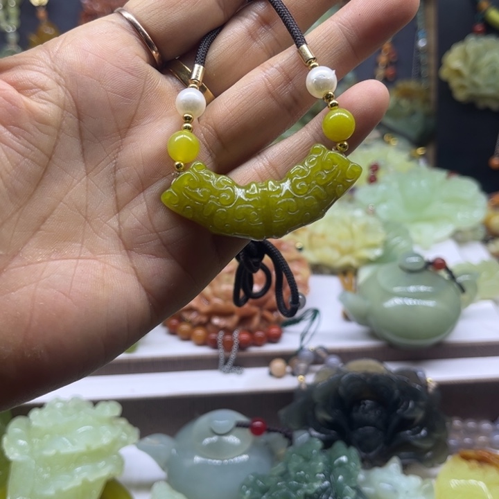 蛇纹石玉未镶嵌颈饰