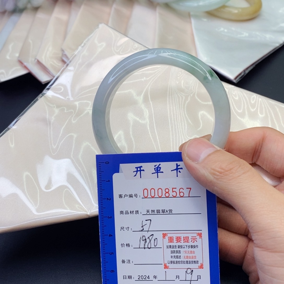 翡翠手镯未镶嵌翡翠