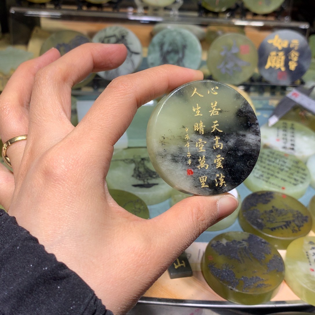 蛇纹石玉合金镯心雕刻