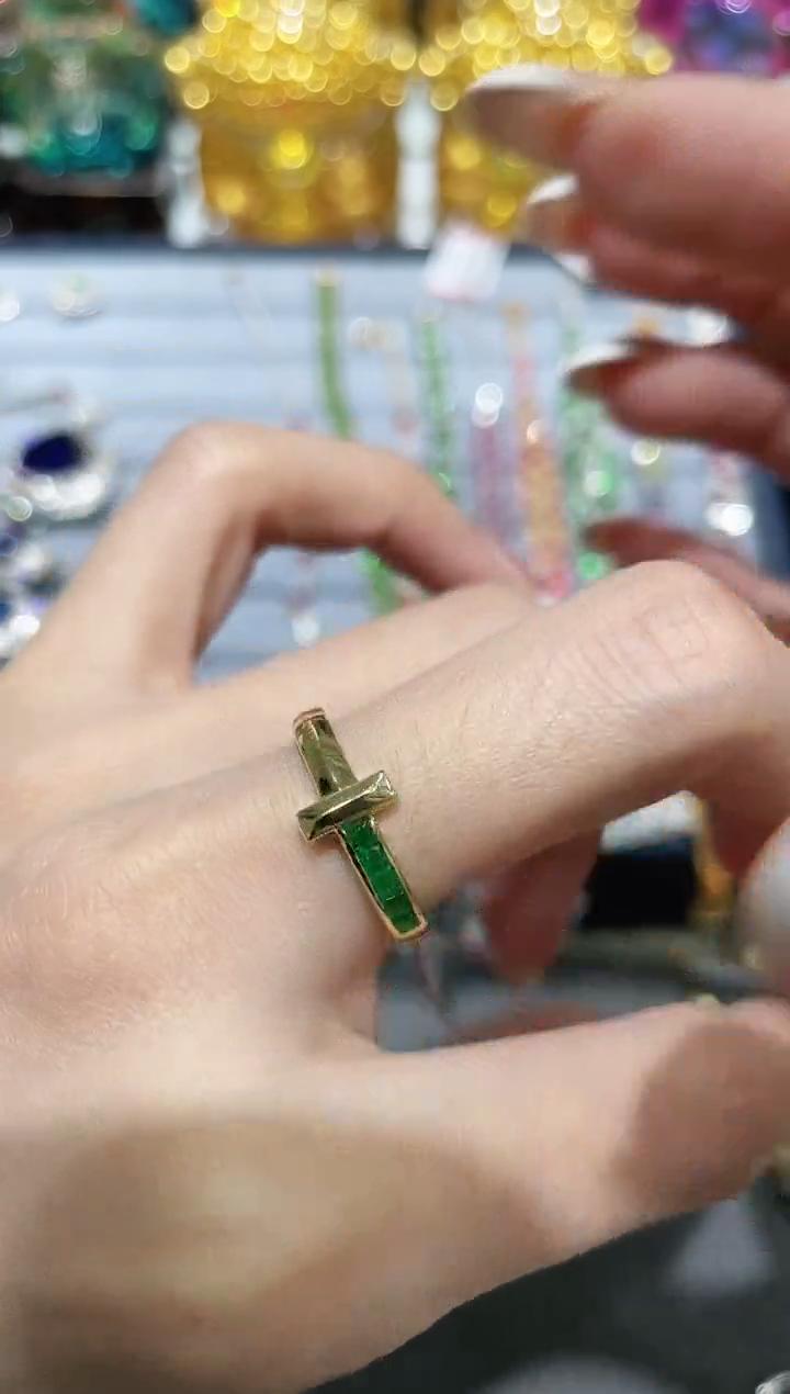 18K金镶嵌天然祖母绿戒指钉子款