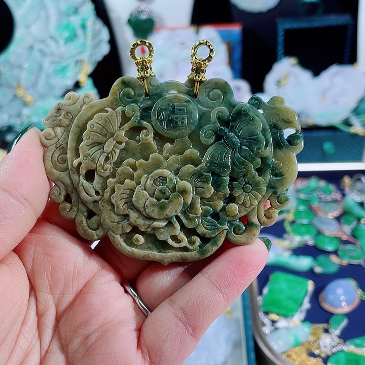 翡翠颈饰未镶嵌翡翠老料子恋蝶花锁牌