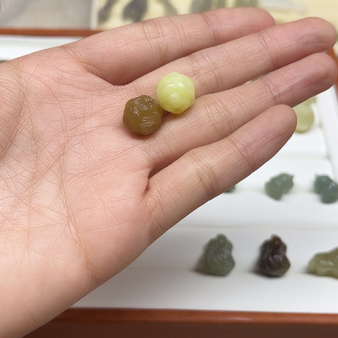浅***然和田玉未镶嵌珠宝半成品