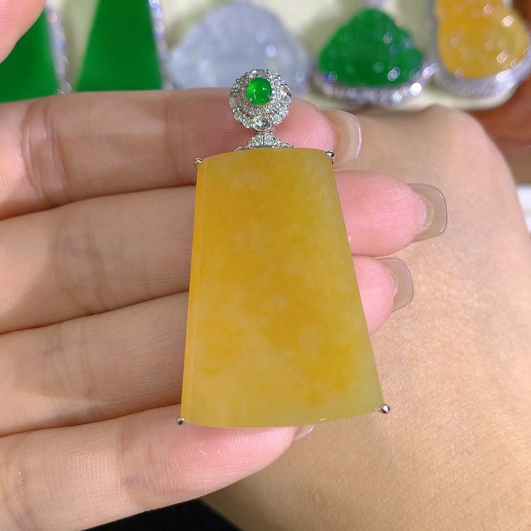 翡翠18K金镶嵌颈饰无事牌