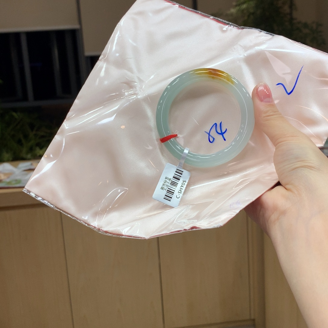 翡翠手镯未镶嵌不退不换