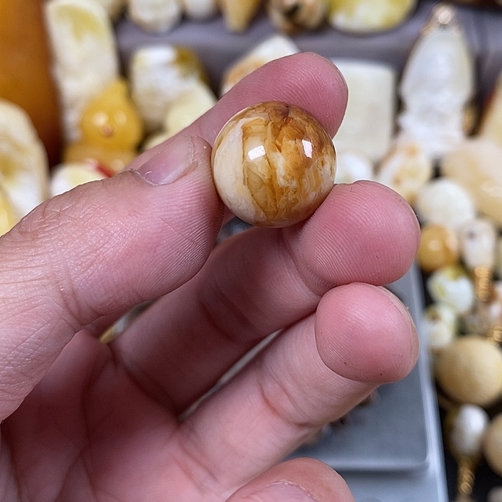 琥珀裸石未镶嵌我