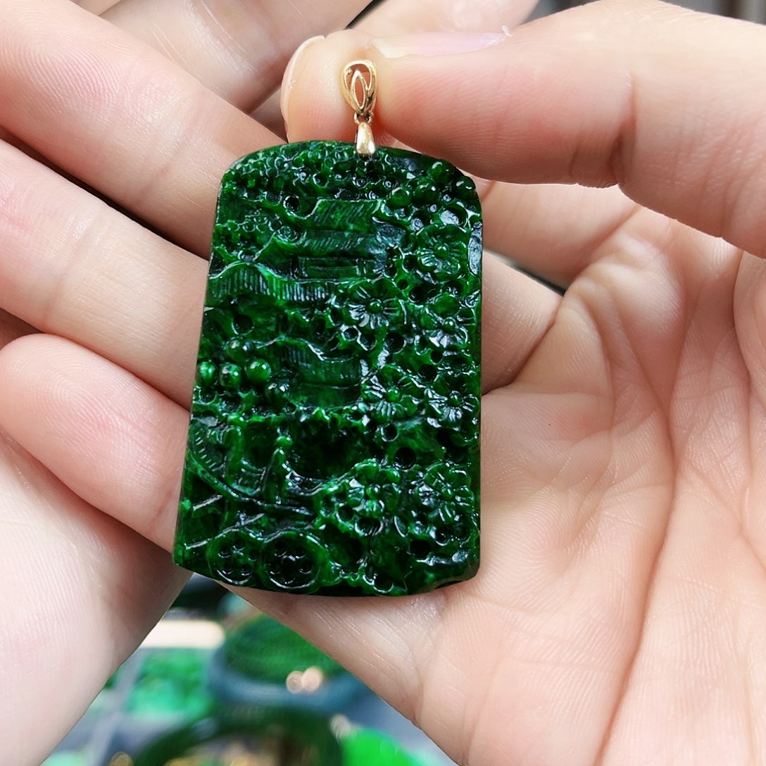 翡翠颈饰18K金镶嵌吊坠多样性