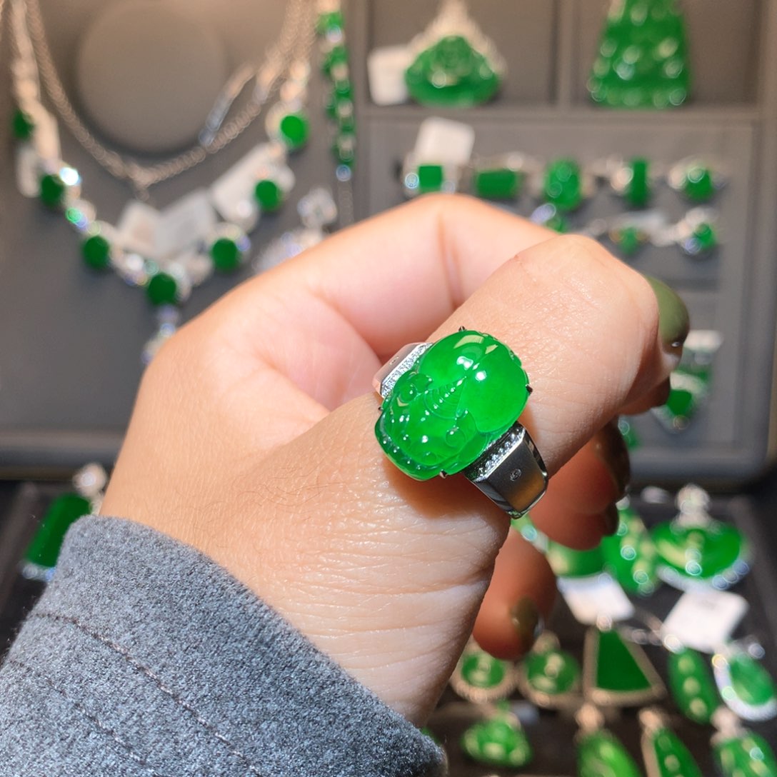 翡翠戒指18K金镶嵌貔貅