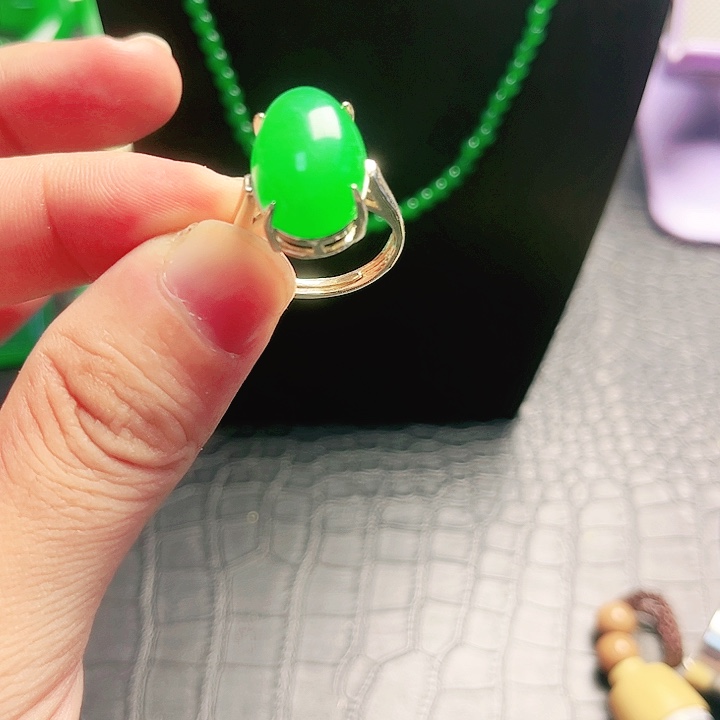 颈饰14K金镶嵌翡翠戒指