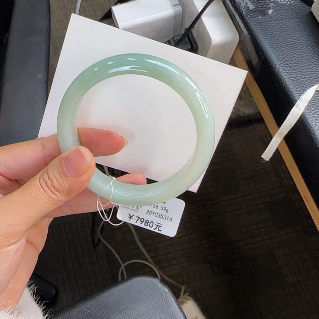 翡翠手镯未镶嵌57葡萄肉