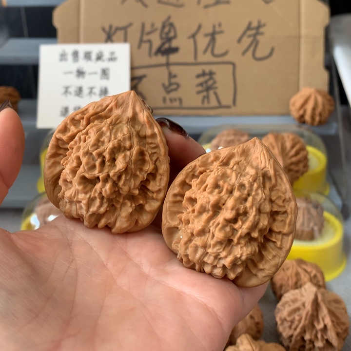 M***e文玩核桃吊坠异形单只，有瑕疵