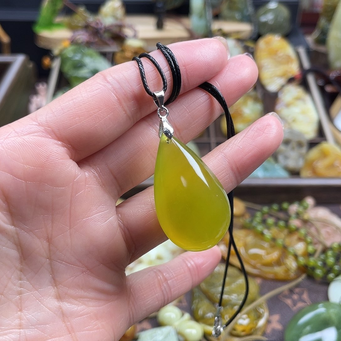 蛇纹石玉颈饰未镶嵌黄金玉水滴