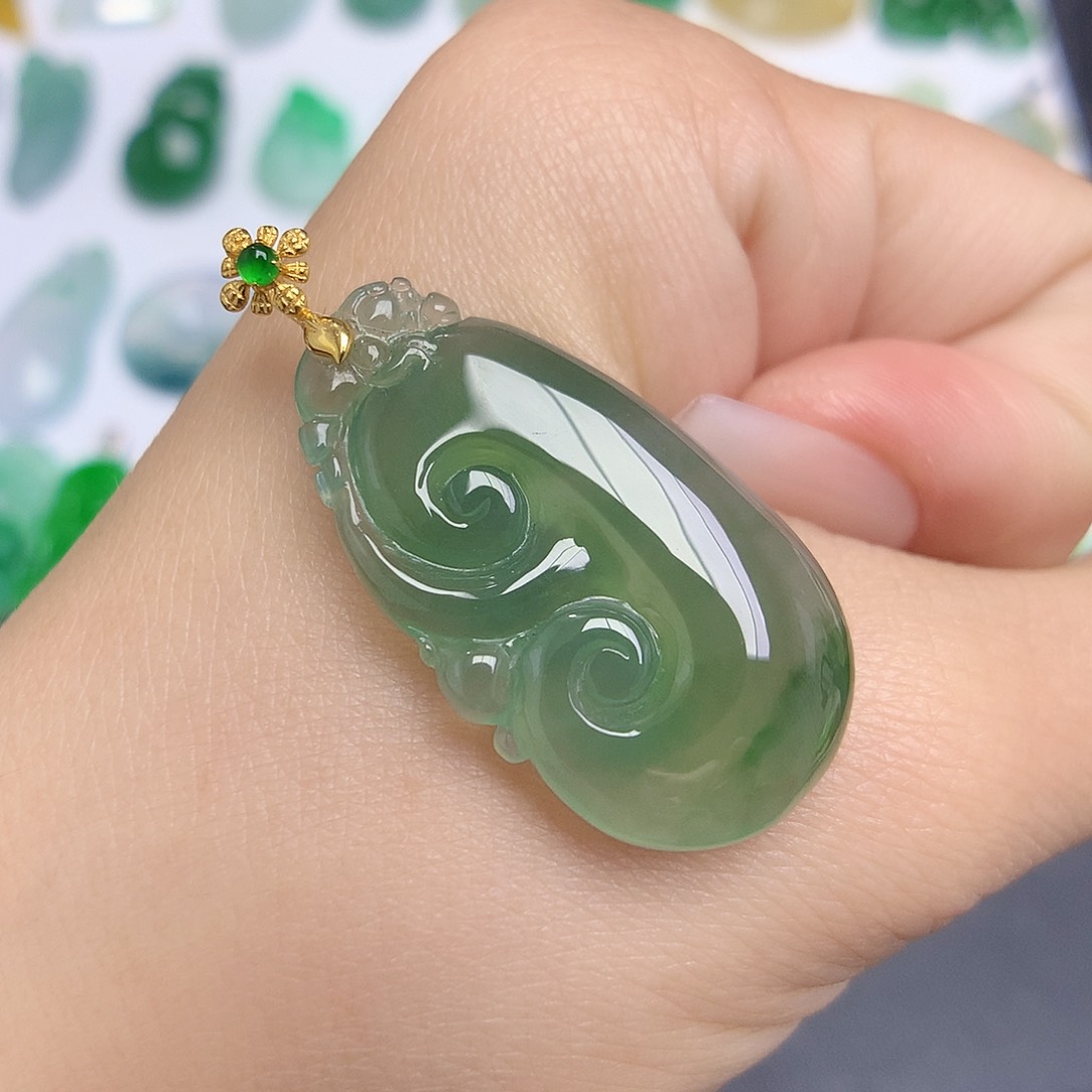 翡翠颈饰18K金镶嵌如意