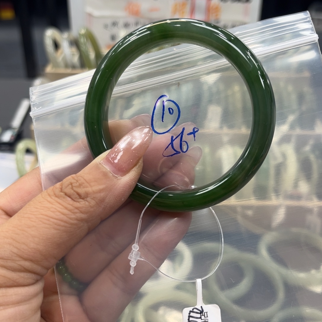 白***辰和田玉未镶嵌手镯