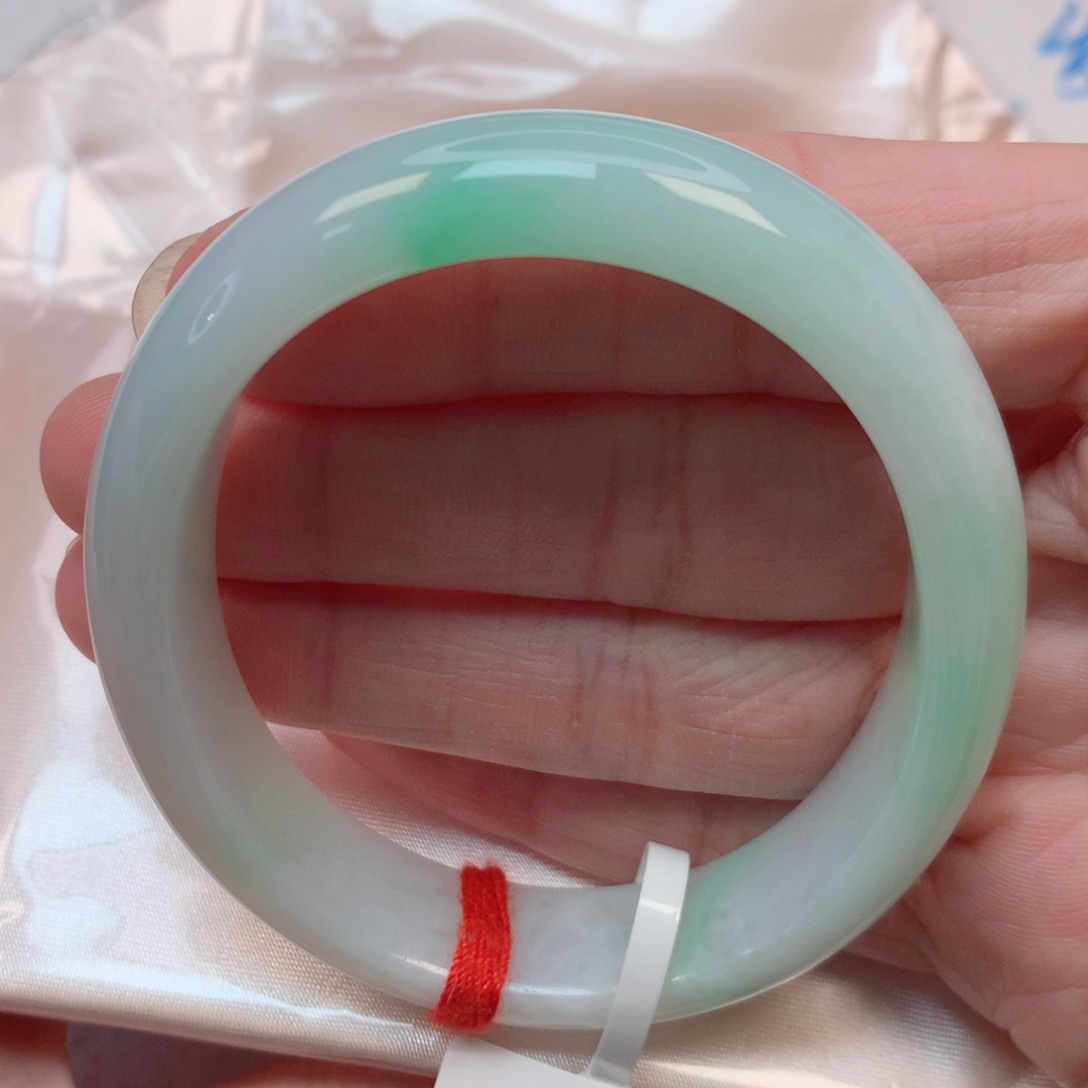 翡翠手镯未镶嵌56贵妃 白底青