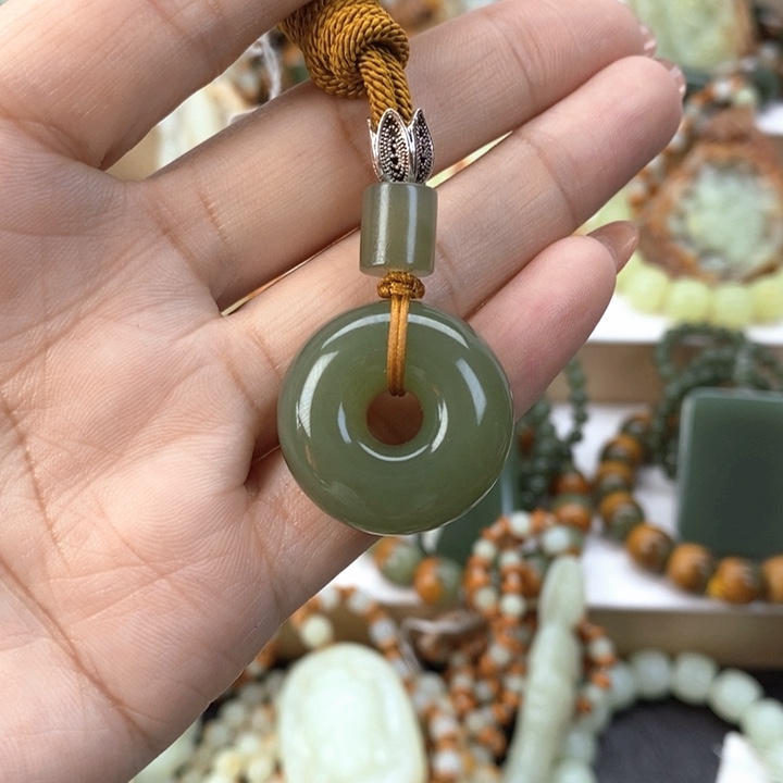 【闪购商品】透闪石质玉挂件未镶嵌合*