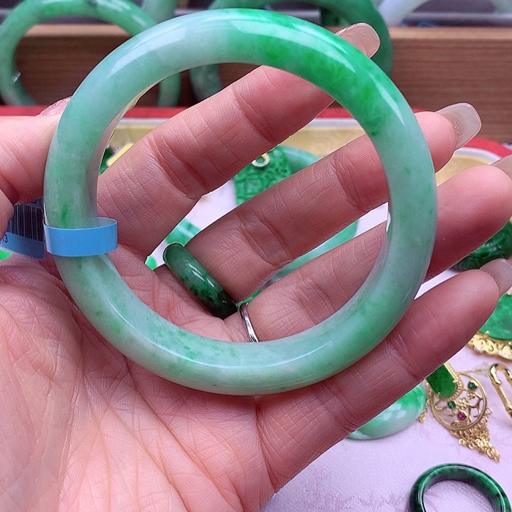 翡翠手镯未镶嵌翡翠