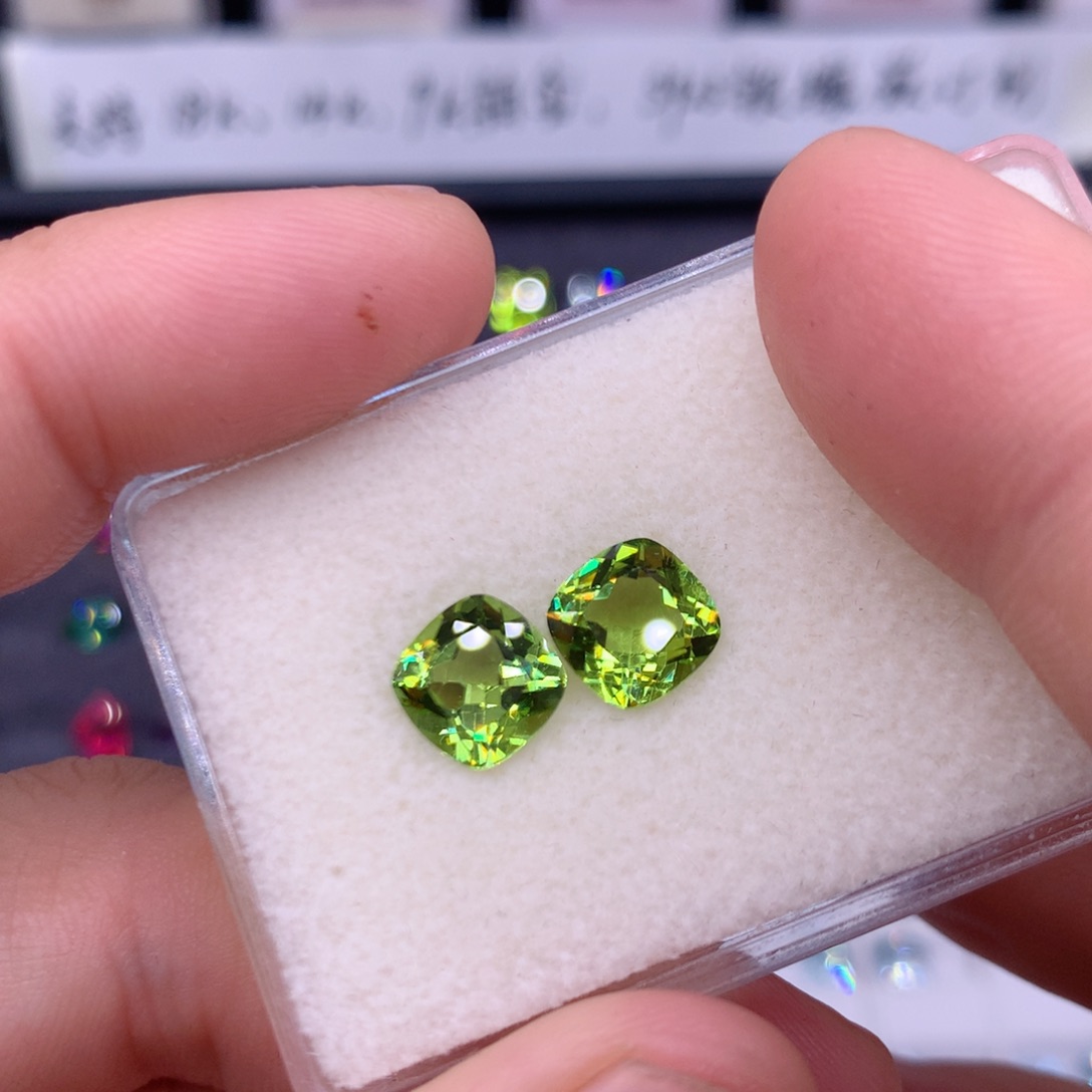 橄榄石方8裸石2颗未镶嵌