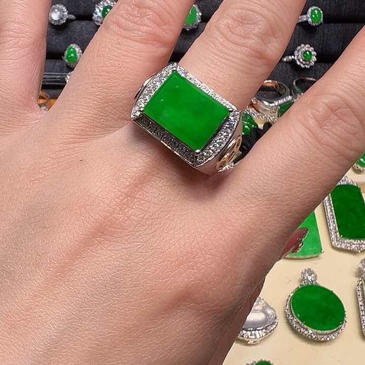 翡翠戒指18K金镶嵌戒指