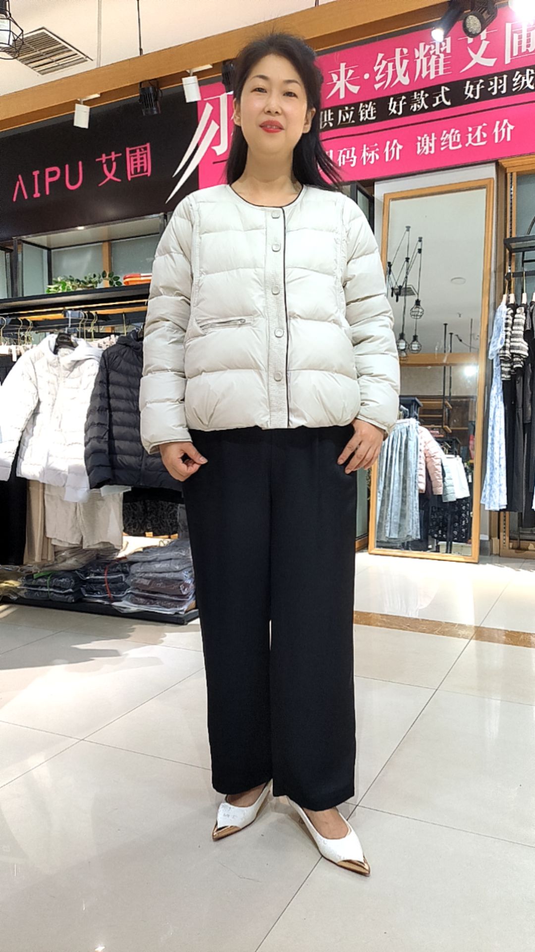 艾圃25019冬季新款羽绒服短款连帽修身款羽绒服