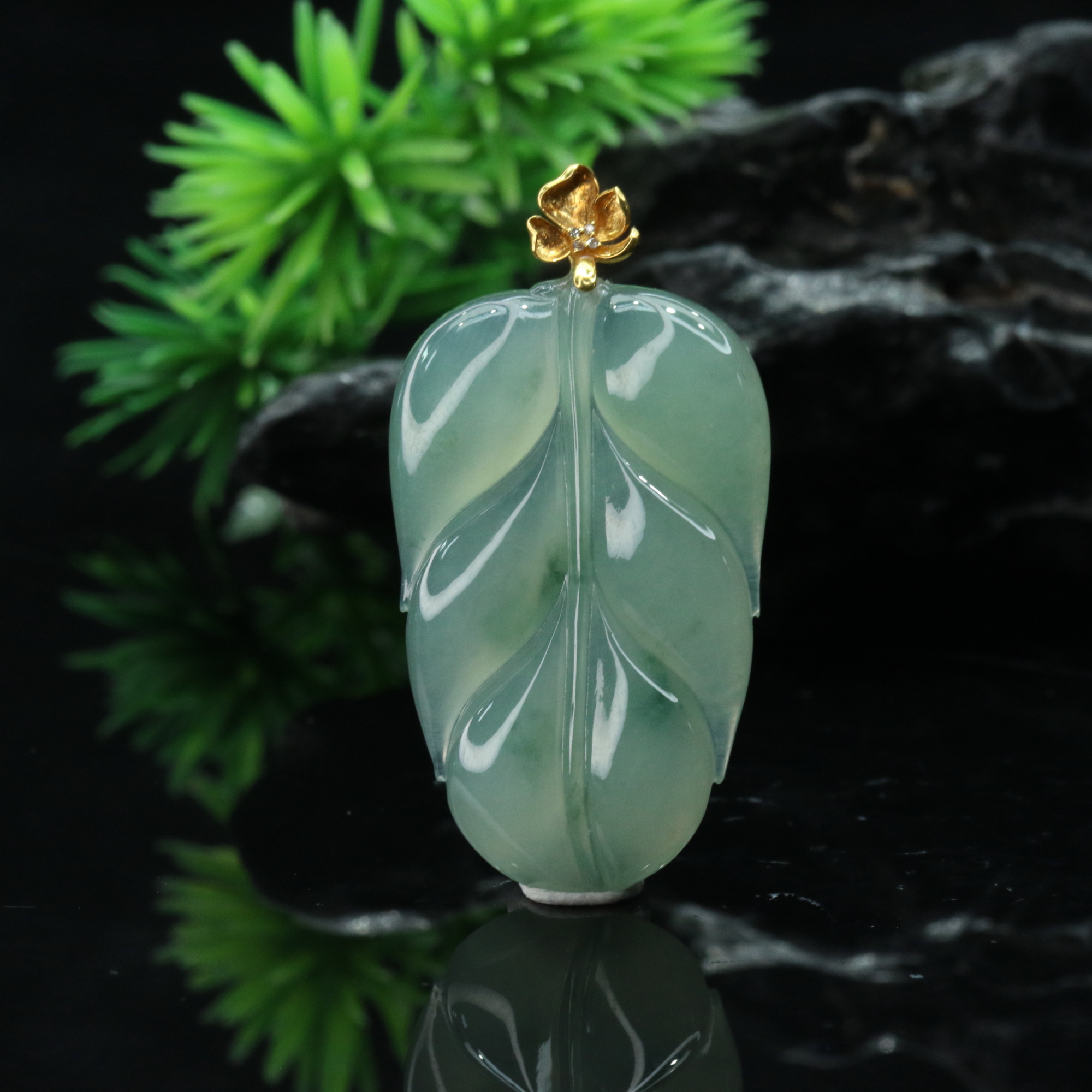 5天然缅甸翡翠A货18k叶子吊坠 /900079/上海嘉禾拍卖