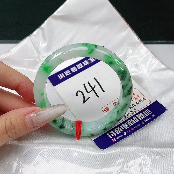 翡翠手镯未镶嵌翡翠12