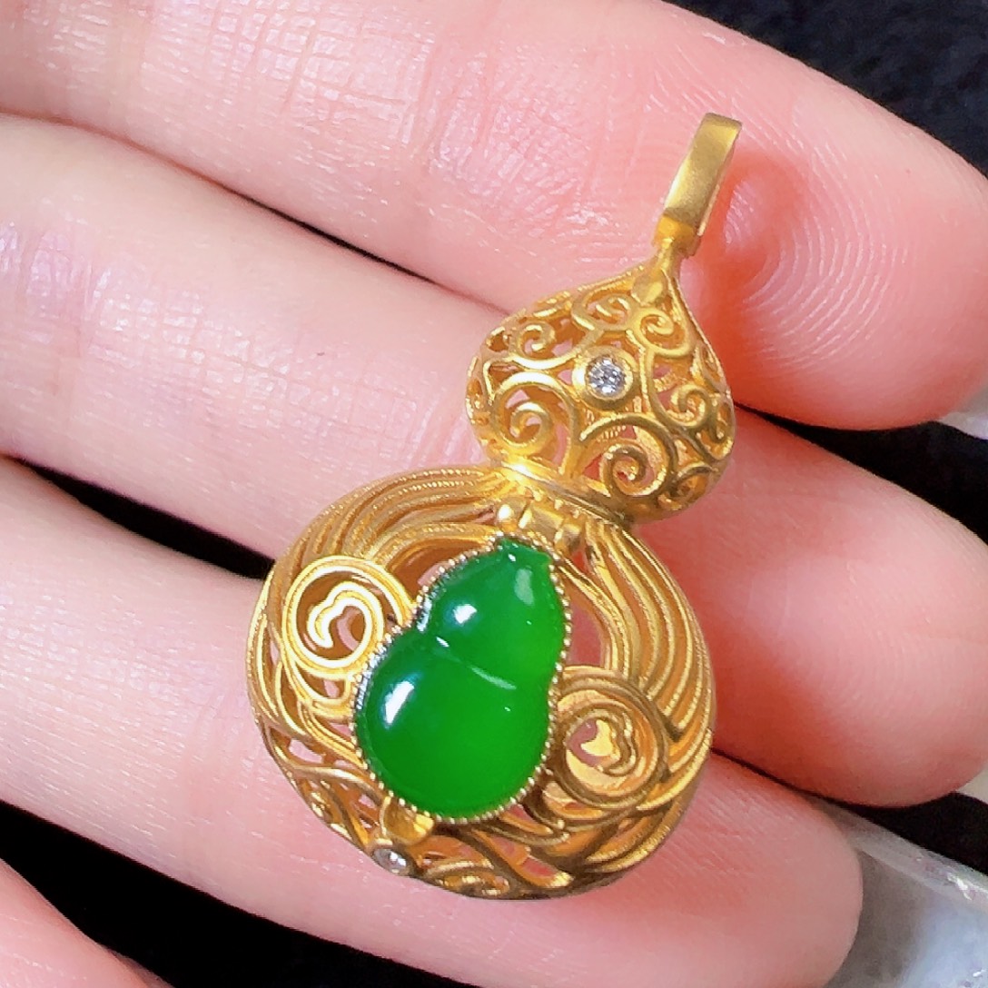 翡翠18K金镶嵌颈饰签收后24小时鉴赏期，过时不退