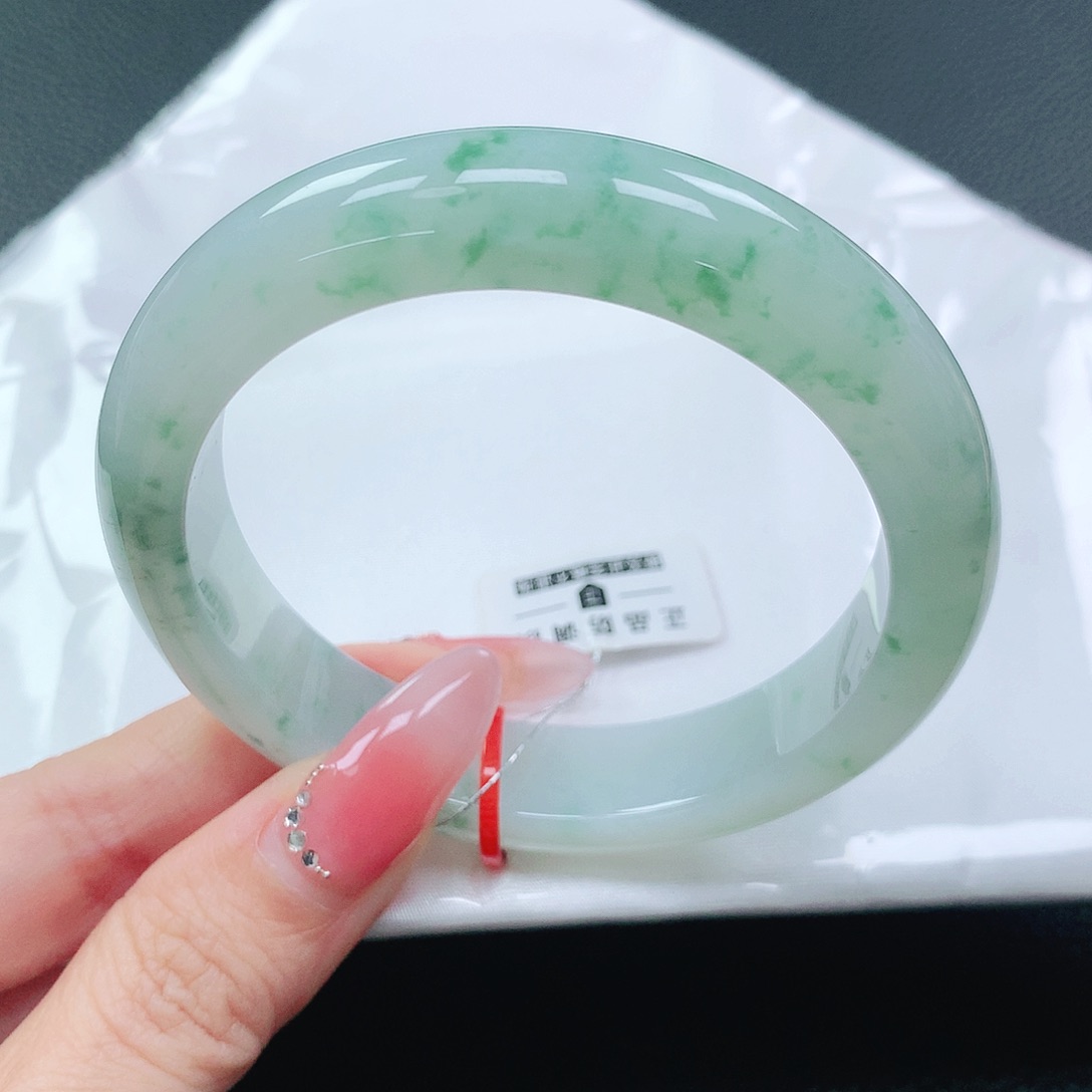 翡翠手镯未镶嵌57圈