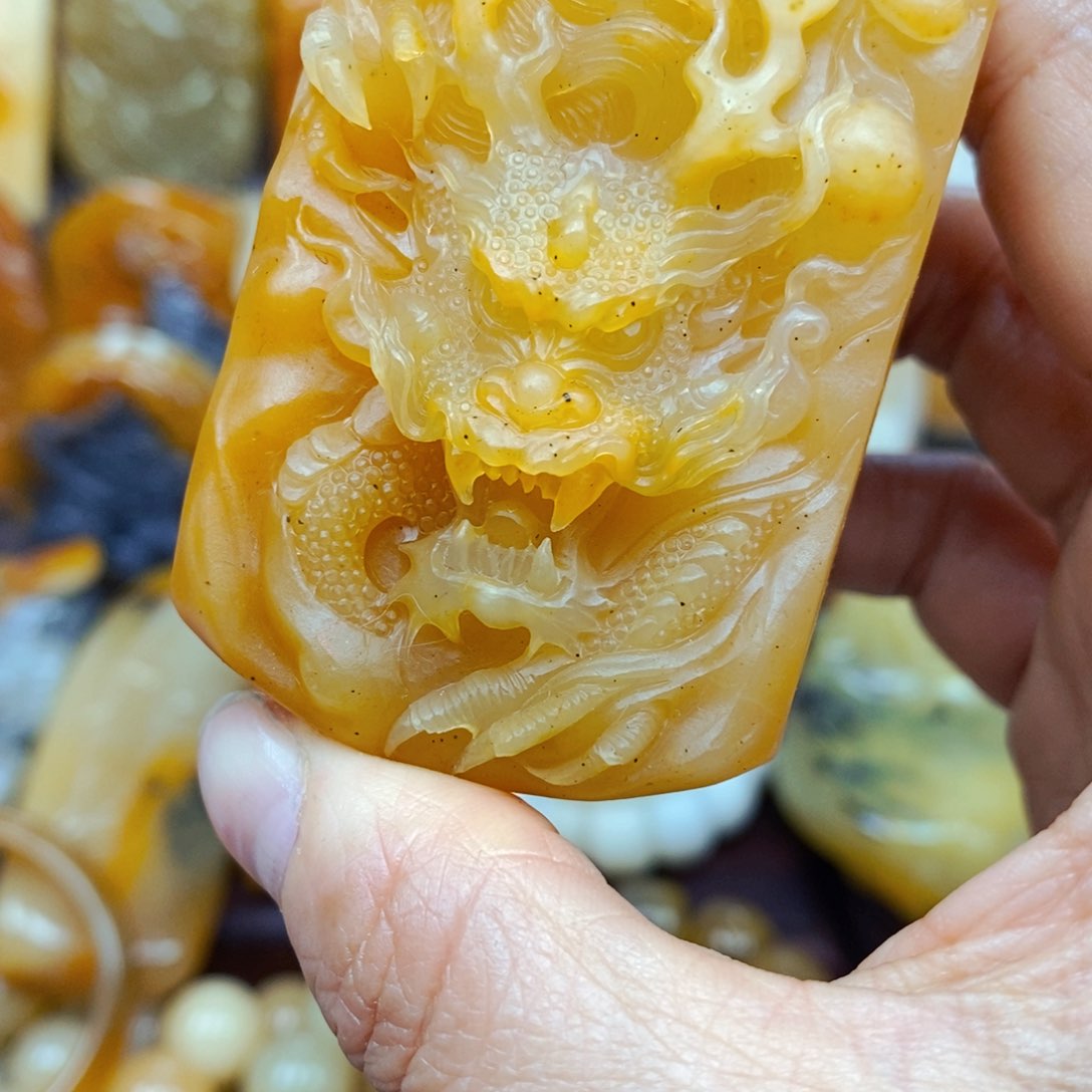 石英质玉（黄龙玉）未镶嵌颈饰