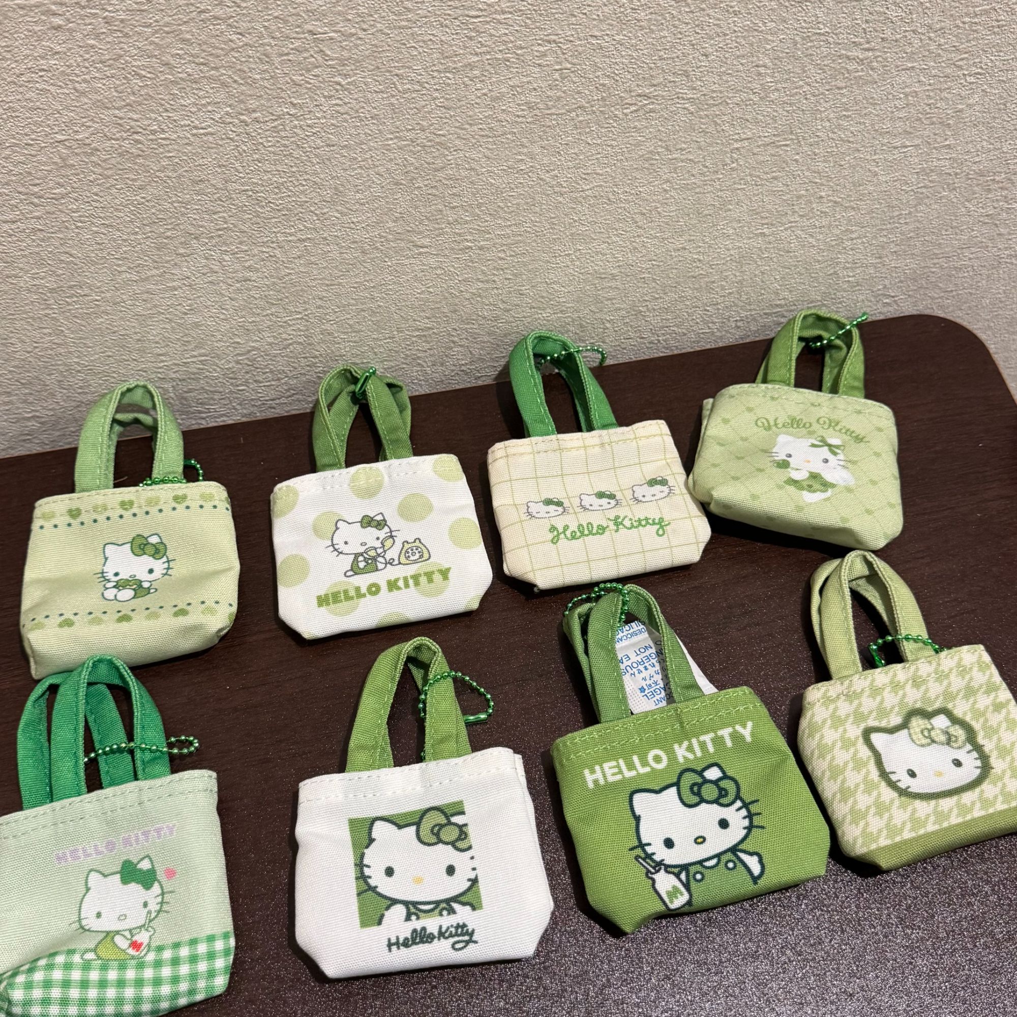 【大阪限定】Hello Kitty 绿色短袖套装 Kitty钥匙扣包 随机一个