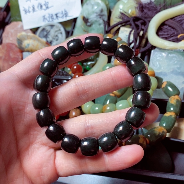 透闪石质玉颈饰未镶嵌