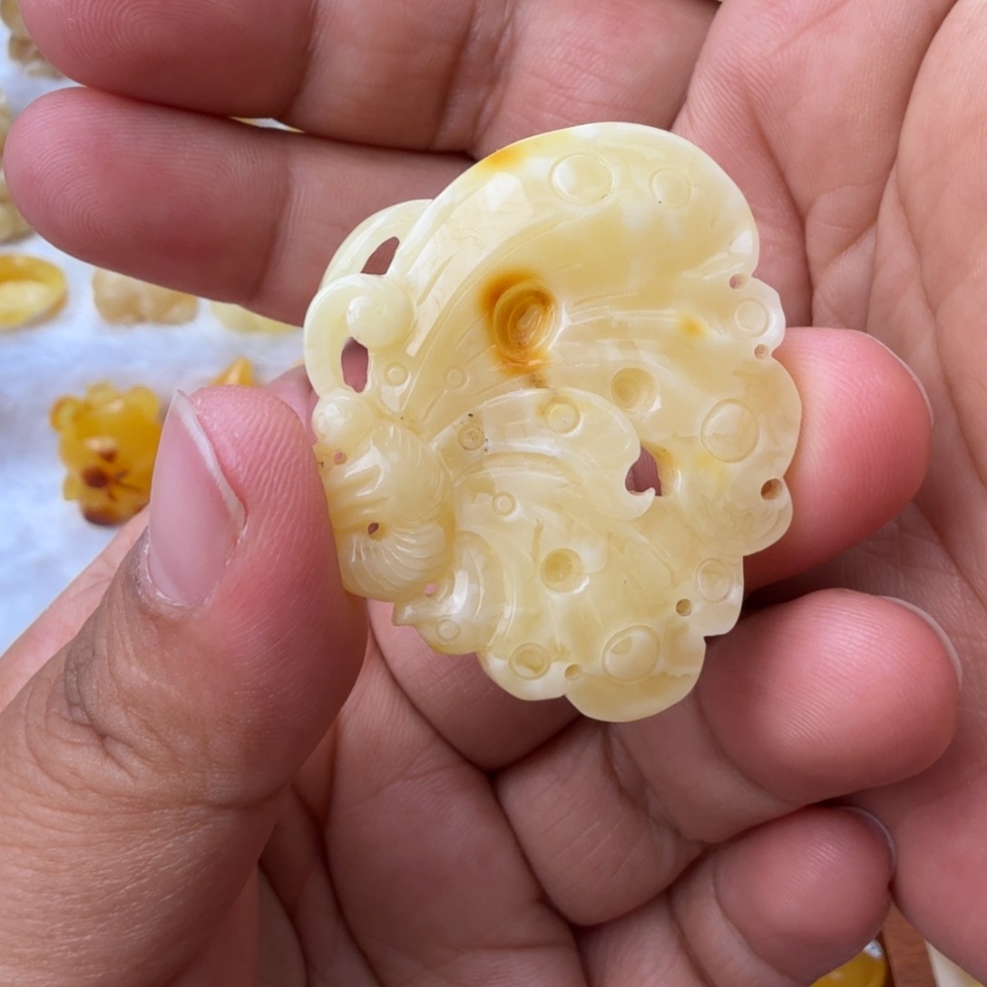 未镶嵌琥珀珠宝奇石