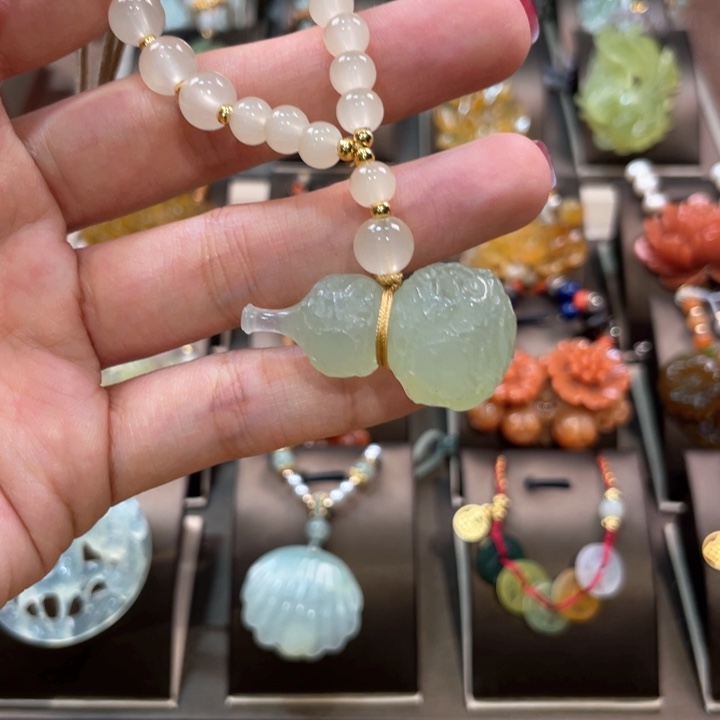 蛇纹石玉颈饰未镶嵌