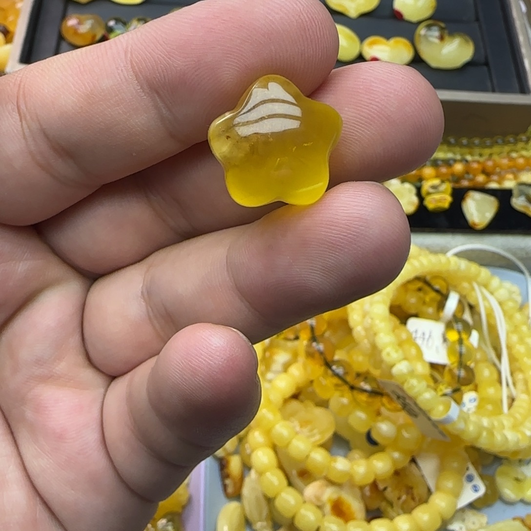 琥珀未镶嵌裸石2.56克有瑕