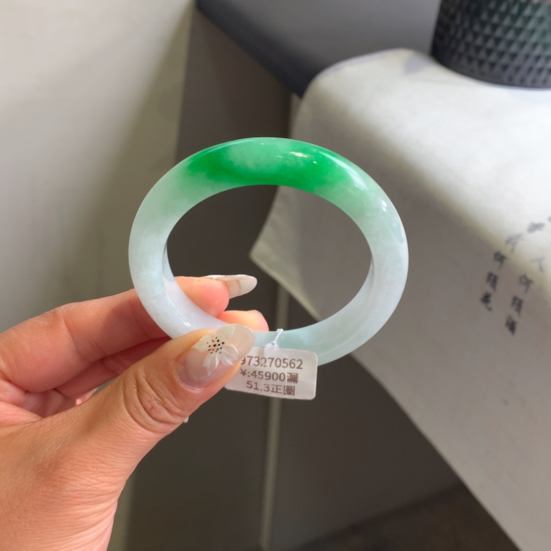 翡翠手镯未镶嵌细糯白底青51.3正圈（有包容）