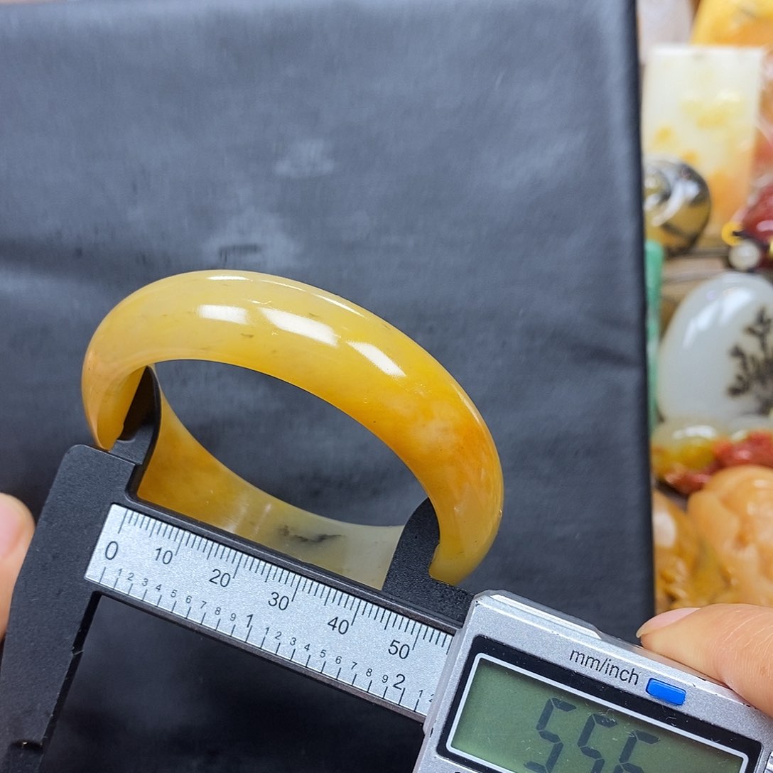 石英质玉（黄龙玉）颈饰未镶嵌