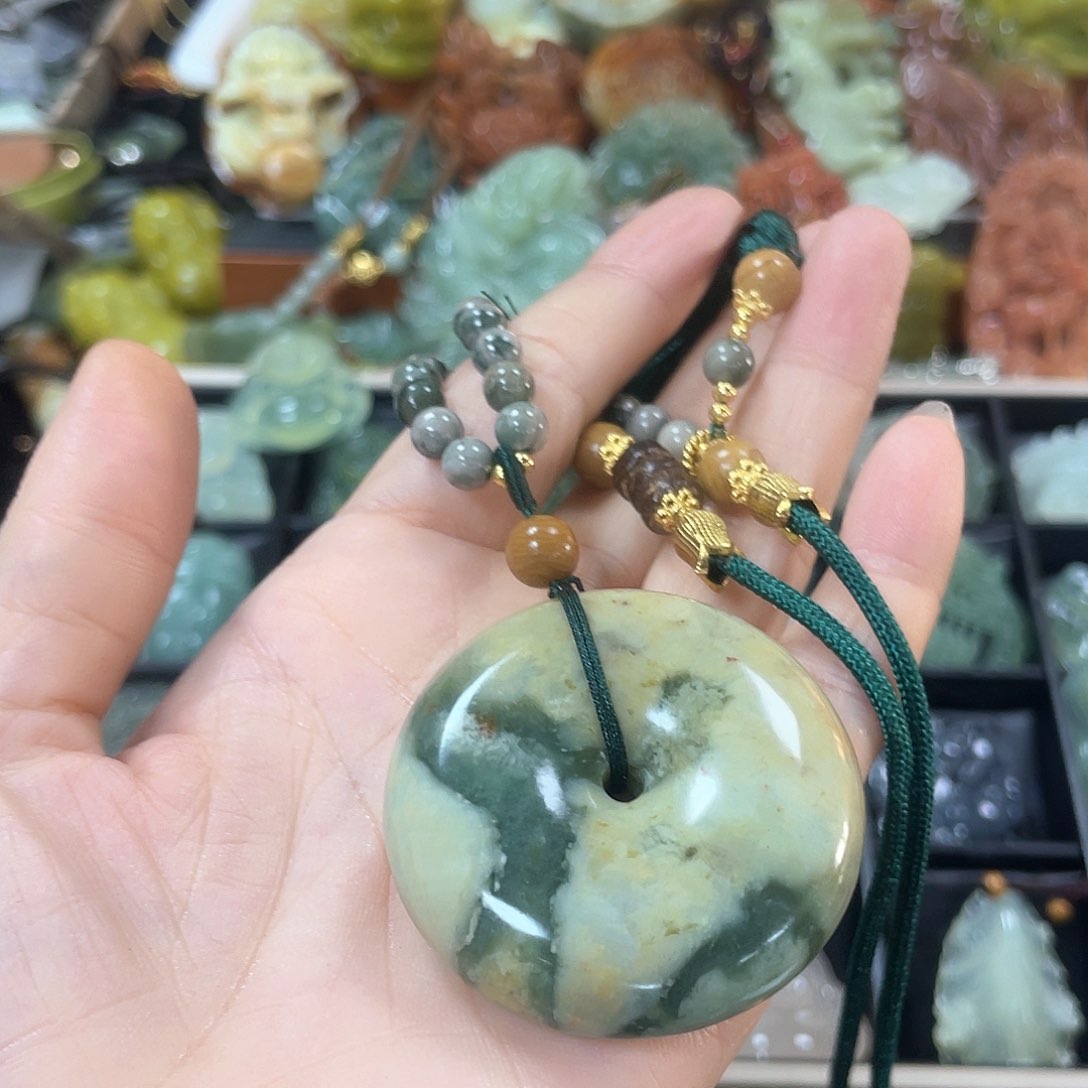 蛇纹石玉颈饰未镶嵌