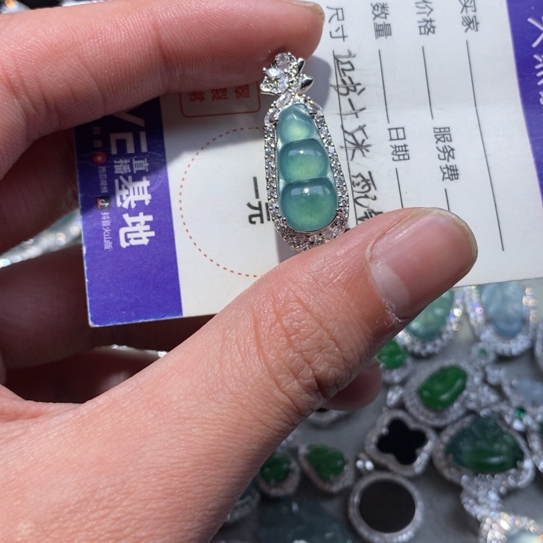 翡翠颈饰未镶嵌翡翠