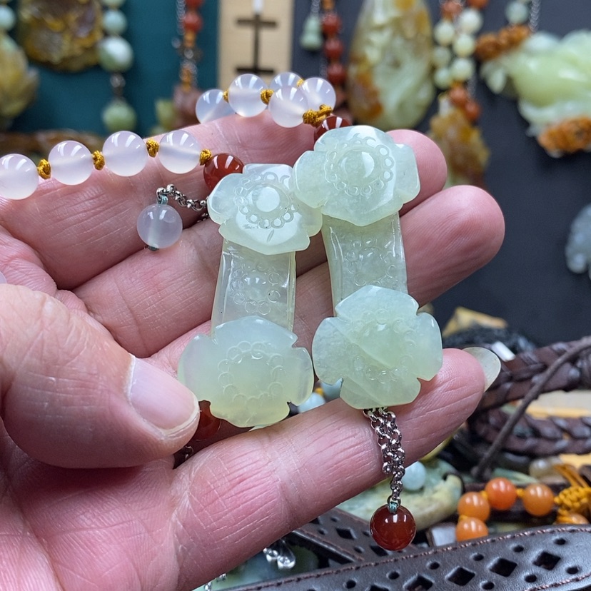 【闪购商品】蛇纹石玉手牌吊坠未镶嵌