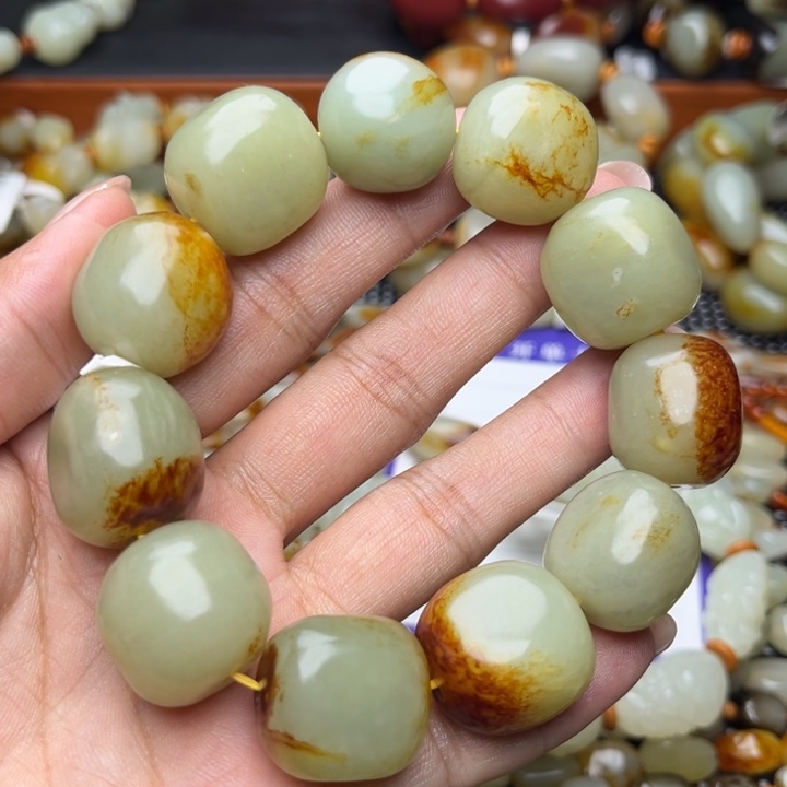 和田玉未镶嵌颈饰尼*