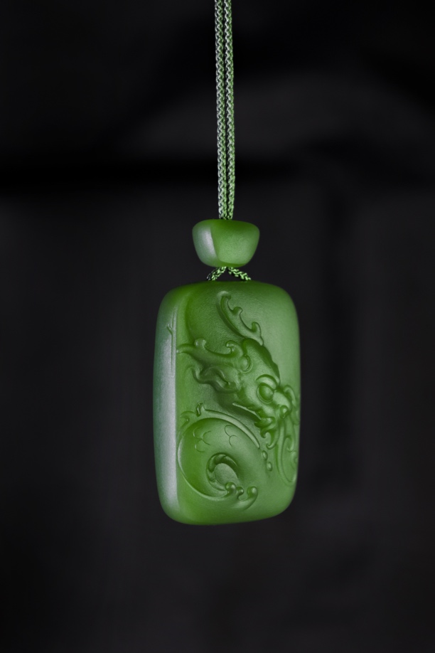 新疆和田玉 俄罗斯夹层料浓粉绿平安牌 龙牌 无结构 精雕雕刻