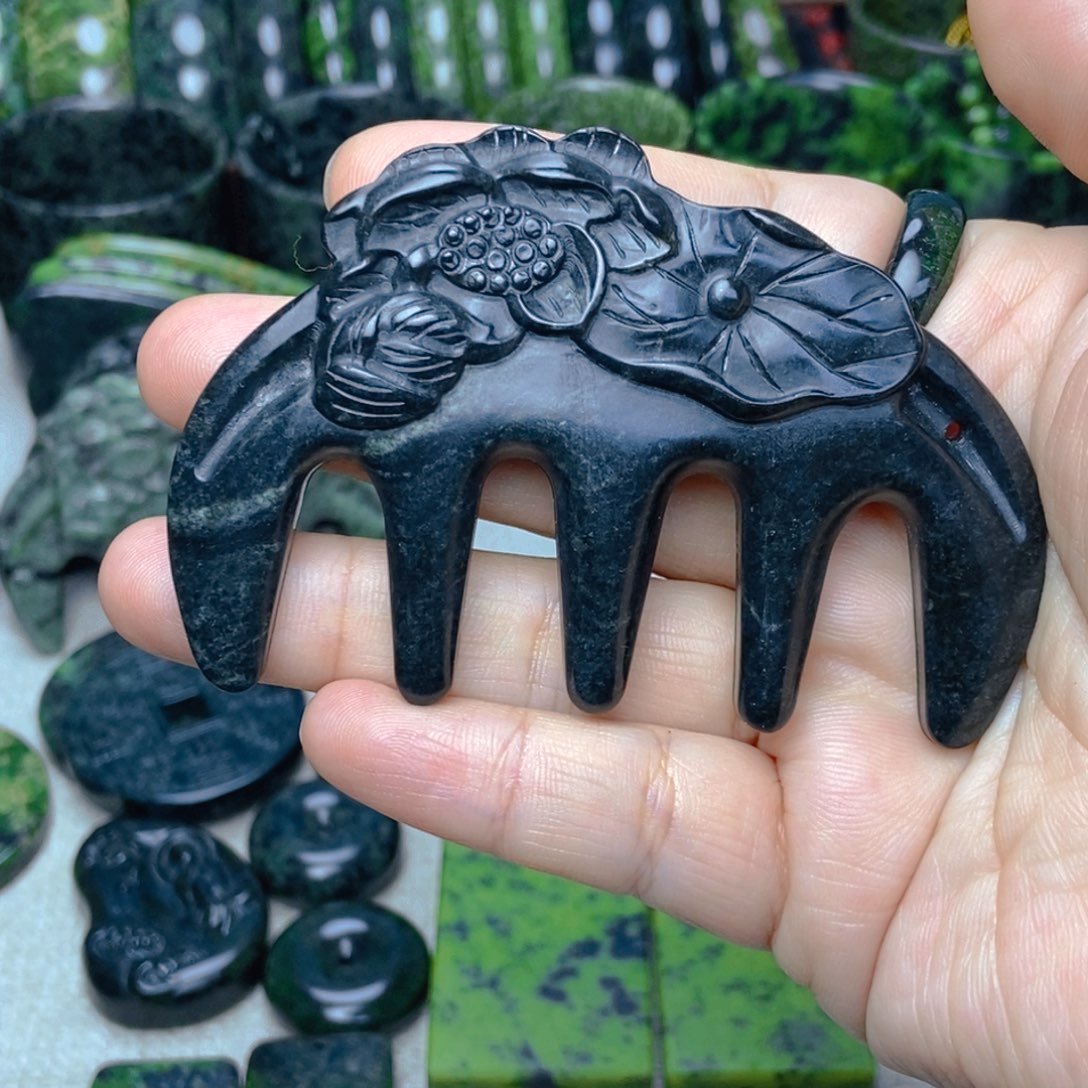 蛇纹石玉五爪梳未镶嵌玉**霞微瑕